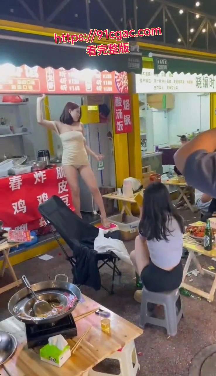 卷出新高度!昆明豆豆龙虾馆老板娘大跳艳舞揽客火爆全网-2