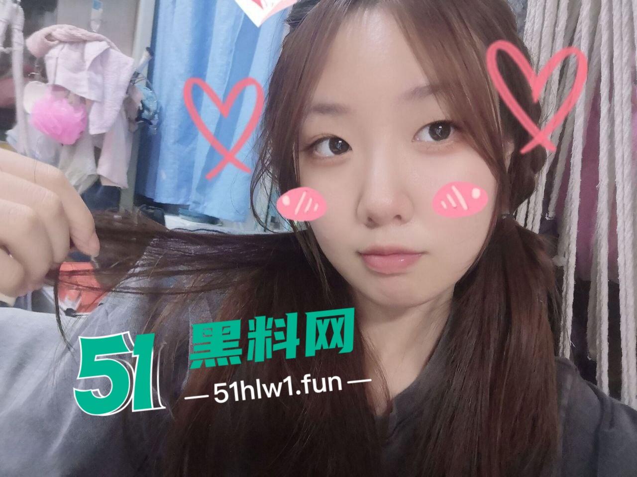 瓜友们极度热爱的反差女大学生,清纯可爱的外表下被男友曝光宿舍自慰和性爱啪啪视频。-8