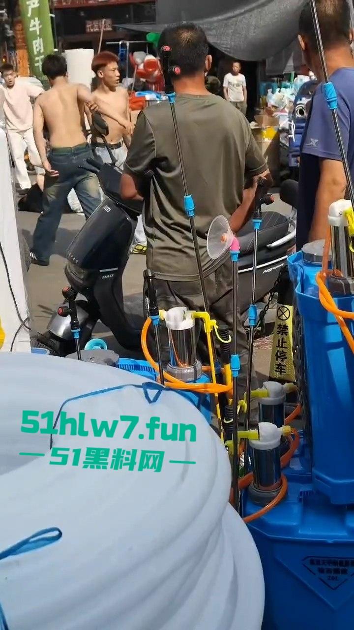 情侣街头误惹地痞流氓惨遭群殴,女友拼命拉架奈何小伙还是被砍数刀大街上躺板板。-2