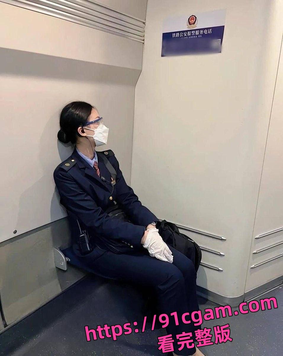 上海女乘务员盈盈上班是高冷制服女神下班秒变淫娃 摆出各种淫荡姿势-1