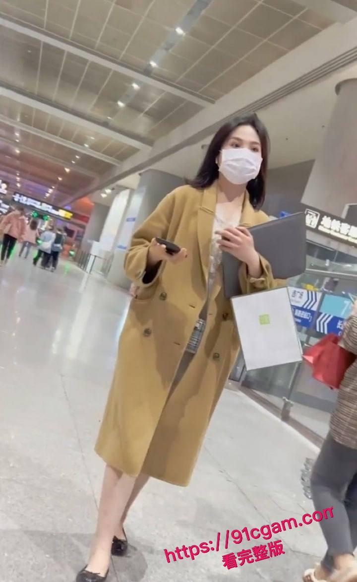 超美少妇真空逛街被大神抄底偷拍!人妻裙下不穿内裤 大黑逼清晰无比 反差十足!-2