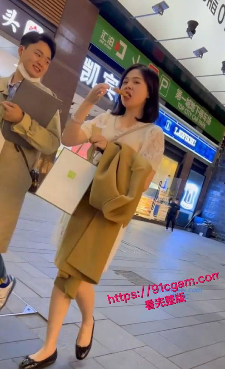 超美少妇真空逛街被大神抄底偷拍!人妻裙下不穿内裤 大黑逼清晰无比 反差十足!-3