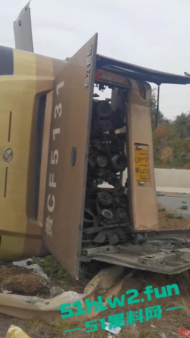 江西新余大巴司机神操作,低头摸东西,方向盘当摆设,乘客免费体验甩干模式,整车人陪他玩命!-6