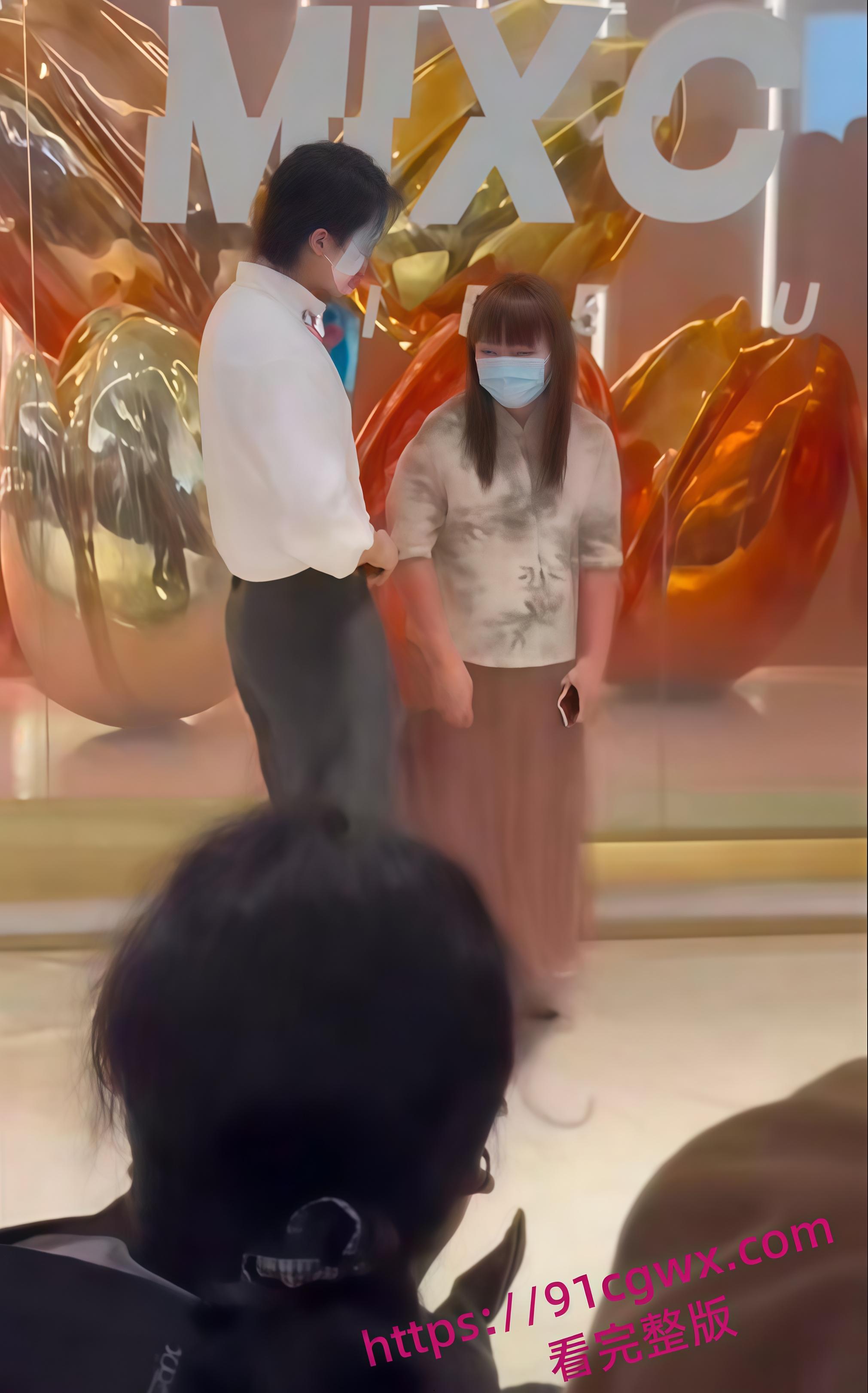 杭州湖滨银泰in77万圣节恶趣味Cos南京红姐当众表演不雅行为 被警察迅速铁铐拖走-6