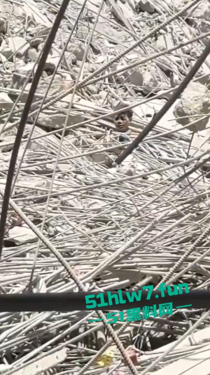 缅甸7.7级震后中国救援队紧急出手仍有众多受难者被压，高温湿臭蚁虫霍乱惨如地狱。-6