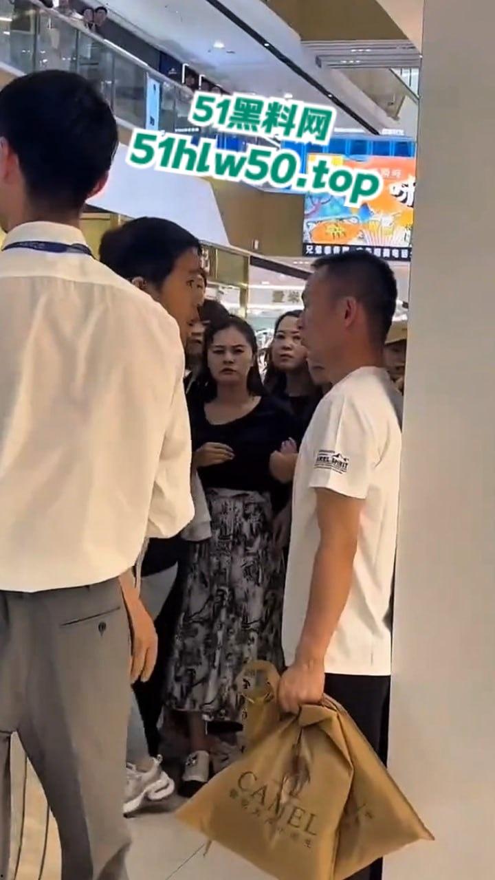 江西小三在商场被原配当场抓现行,上来直接拽头发踹下体,怒扇老婆情夫惹众人围观。-2