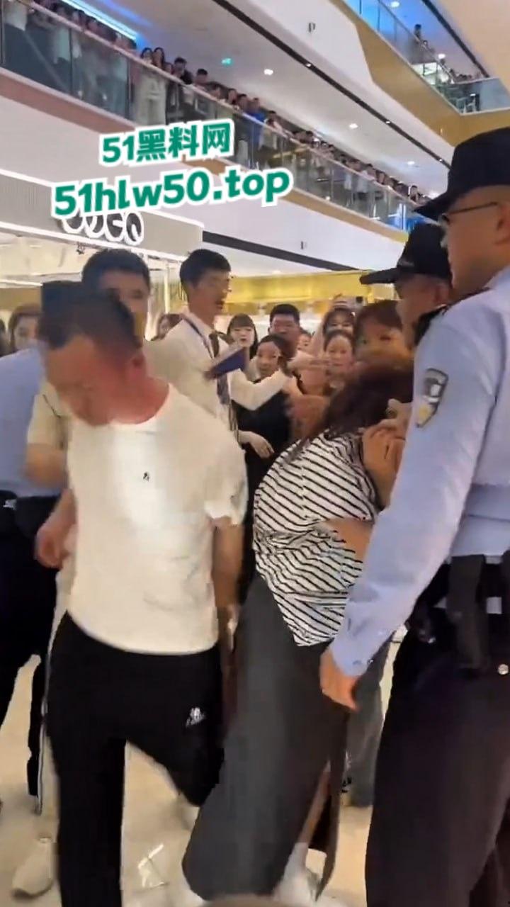 江西小三在商场被原配当场抓现行,上来直接拽头发踹下体,怒扇老婆情夫惹众人围观。-3