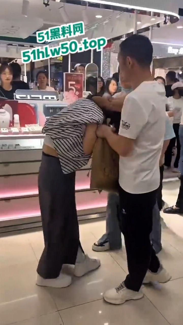 江西小三在商场被原配当场抓现行,上来直接拽头发踹下体,怒扇老婆情夫惹众人围观。-5