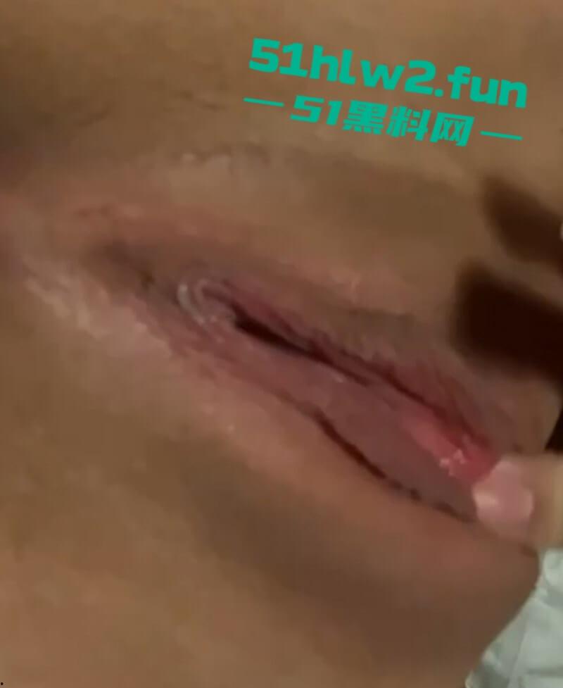 榜一大哥的专属尤物,抖音爆乳萝莉网红【小姜姜】自慰视频流出,白虎粉鲍奶子纹身,情人节给兄弟们送福利!-7