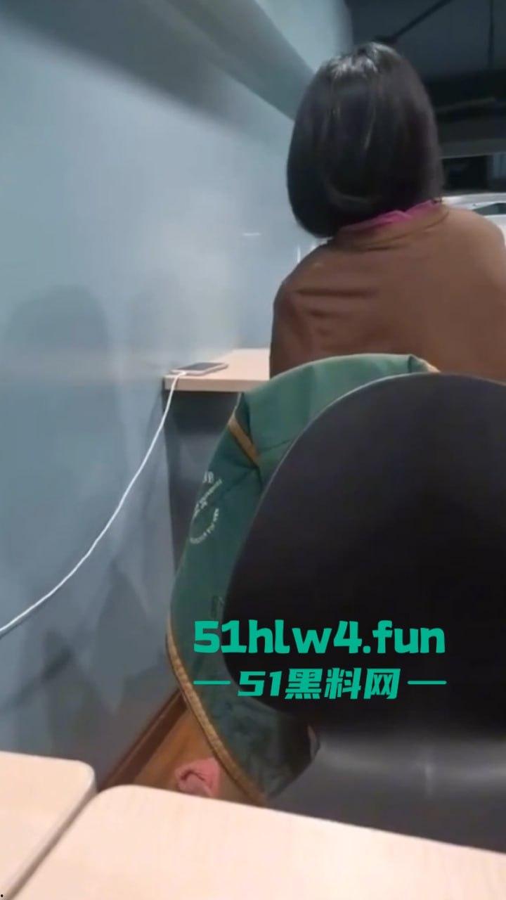 性瘾骚妹罗森便利店休息区自慰高潮,连环淫叫吓坏小处男,引发广大网友疯传。-5