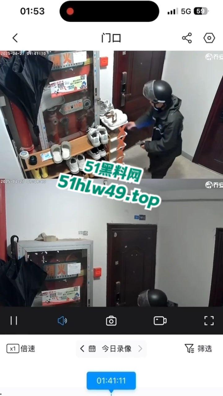 南通恋物变态男,在门口狂舔女鞋都快被大哥舔湿,变态真多可是喜欢臭脚鞋子的变态可是奇观。-6