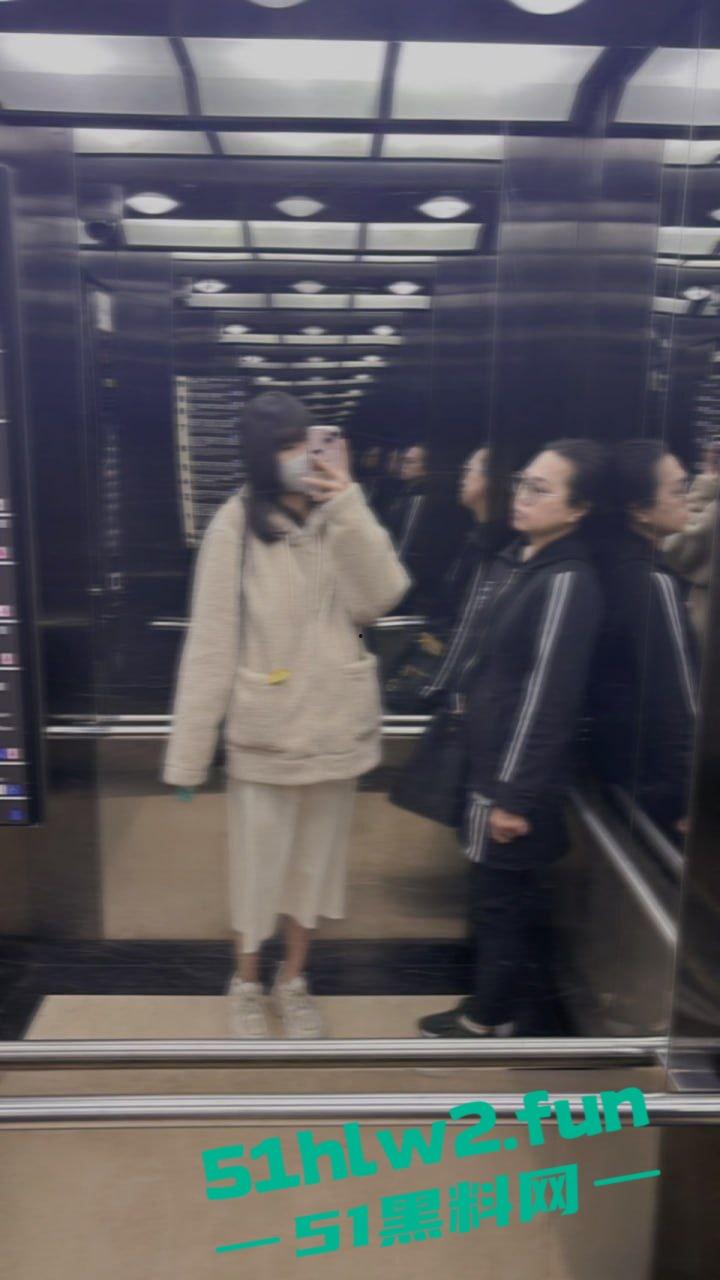 骚到没边的台湾反差婊,白天光屁股等男人来操,晚上回家自己掰开逼浪叫求干,最爱露出让人看!-3