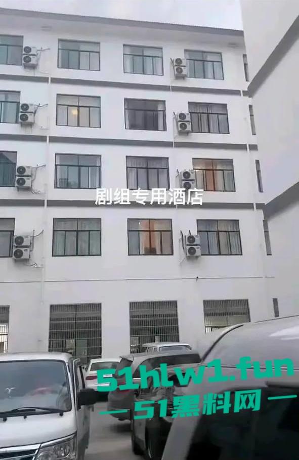 横店【玺尚酒店】逐玉剧组大瓜!三名武行轮奸一名女化妆师本来是4P淫乱闹大了变轮奸。-4