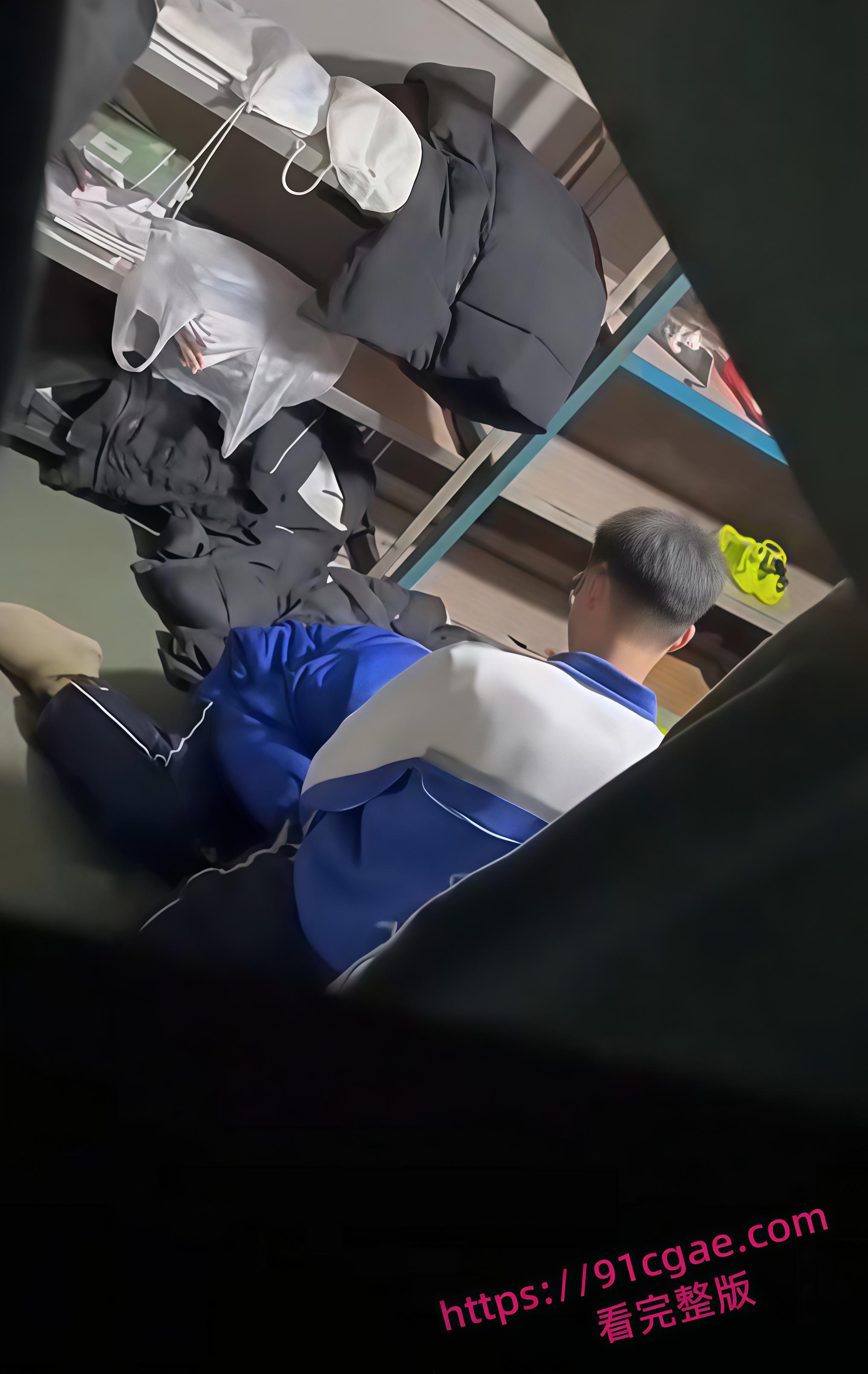 早熟大学生储藏室偷情翻车 教室后门少女翘臀撅起口交吞精 吐到塑料袋中打包带走 骚劲十足！-1