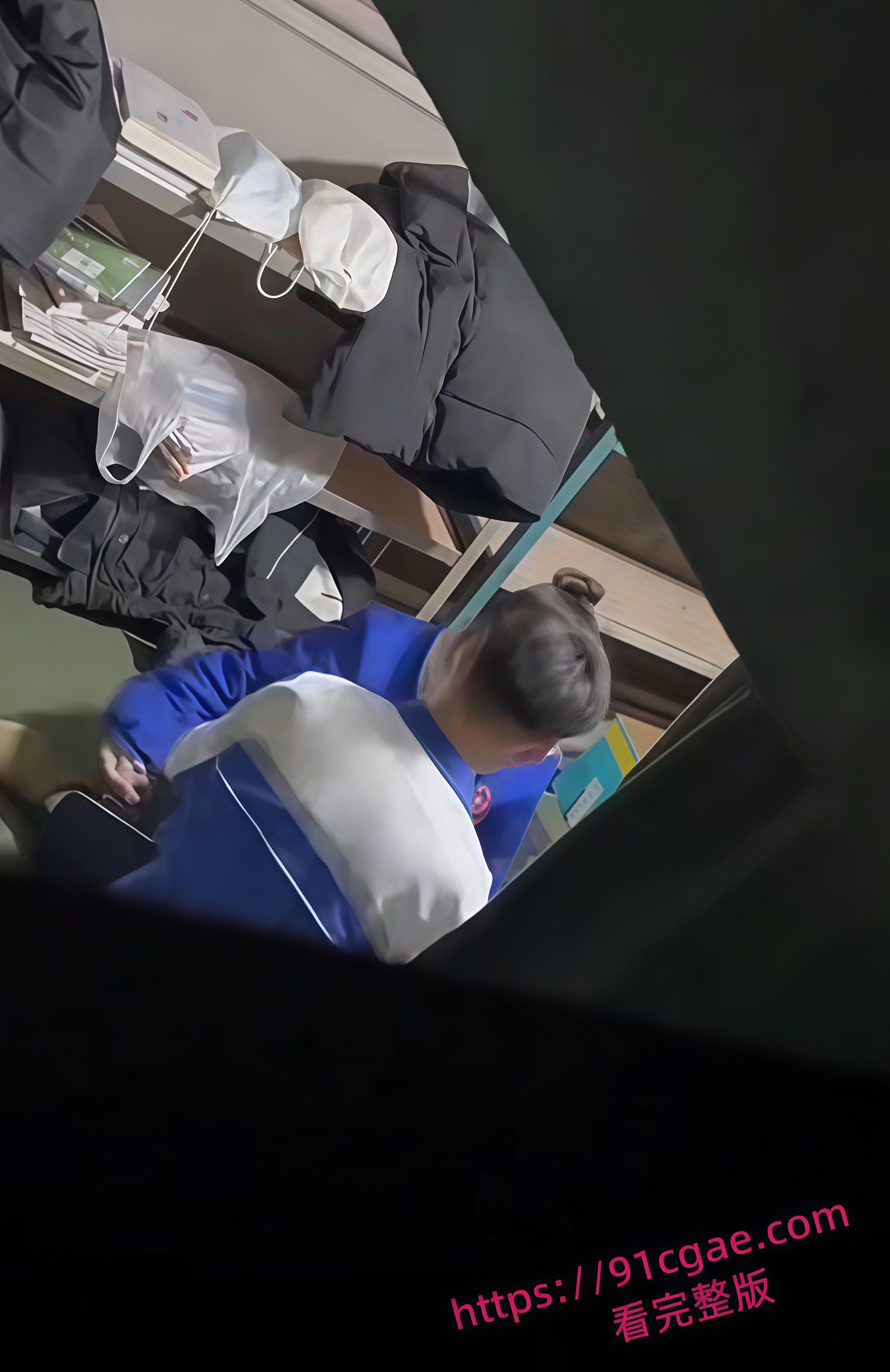 早熟大学生储藏室偷情翻车 教室后门少女翘臀撅起口交吞精 吐到塑料袋中打包带走 骚劲十足！-3