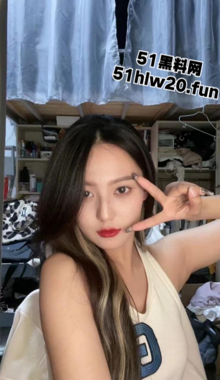 超高颜值女神【小小维on】校花级别反差女友,自拍给男友毒龙舔肛,极限露出调教小母狗。-6