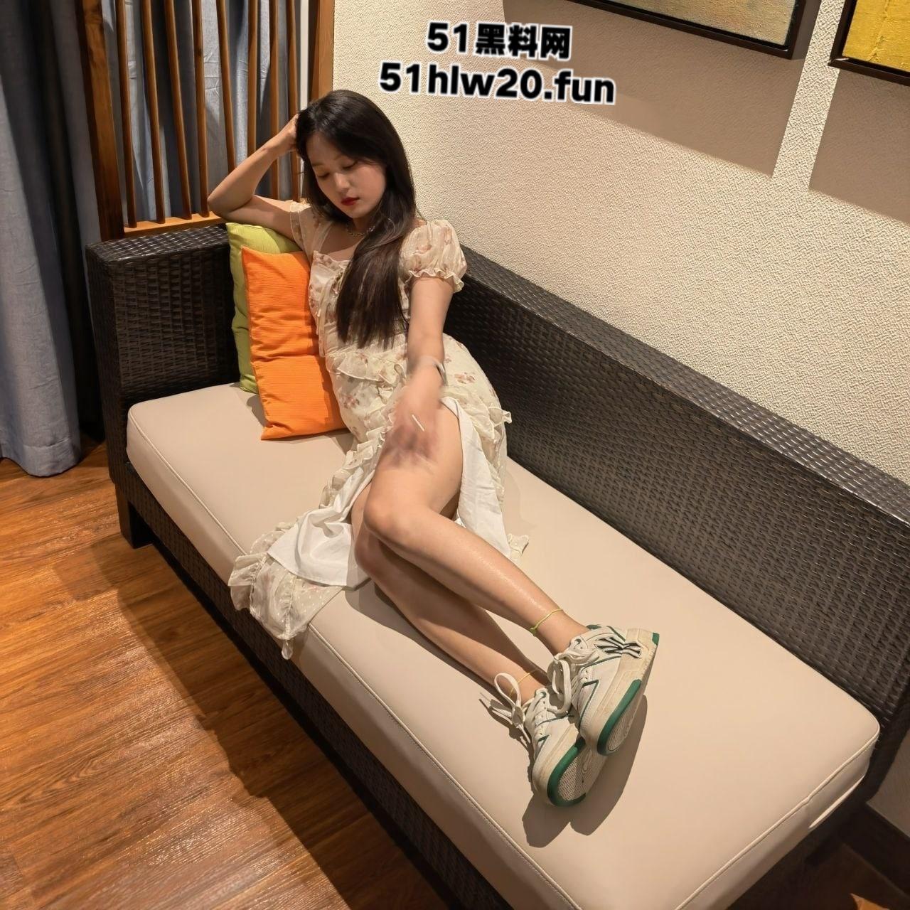 超高颜值女神【小小维on】校花级别反差女友,自拍给男友毒龙舔肛,极限露出调教小母狗。-8