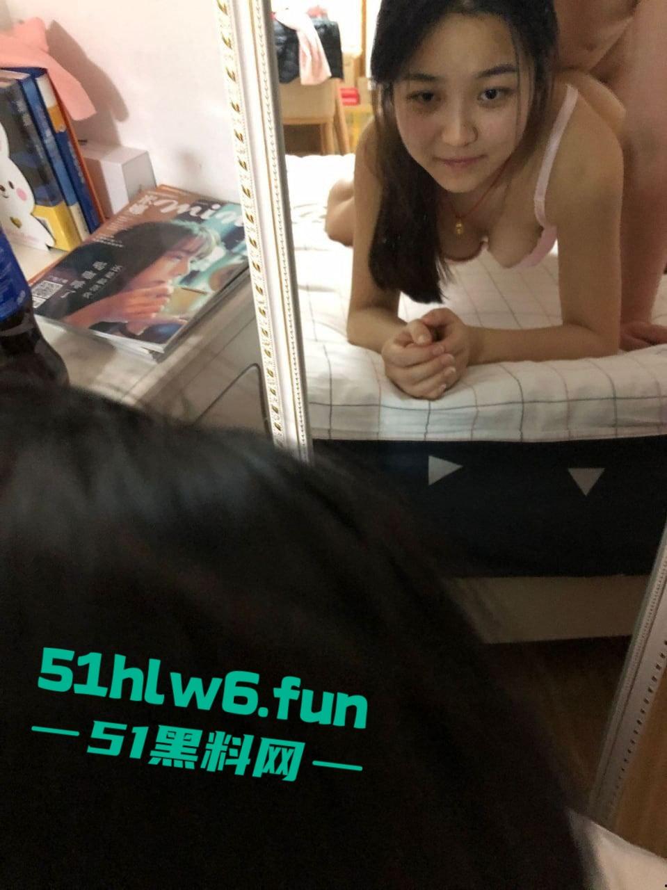 山西太原国企文员【刘琴】企业里出了名的公交车,为了上位到处勾引性爱自拍被男友发现曝光。-6