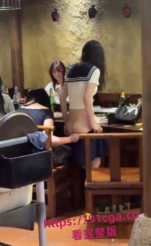 一个穿水手服女生在餐厅脱裙坐腿 醉态白花花的翘臀屁股暴露-2
