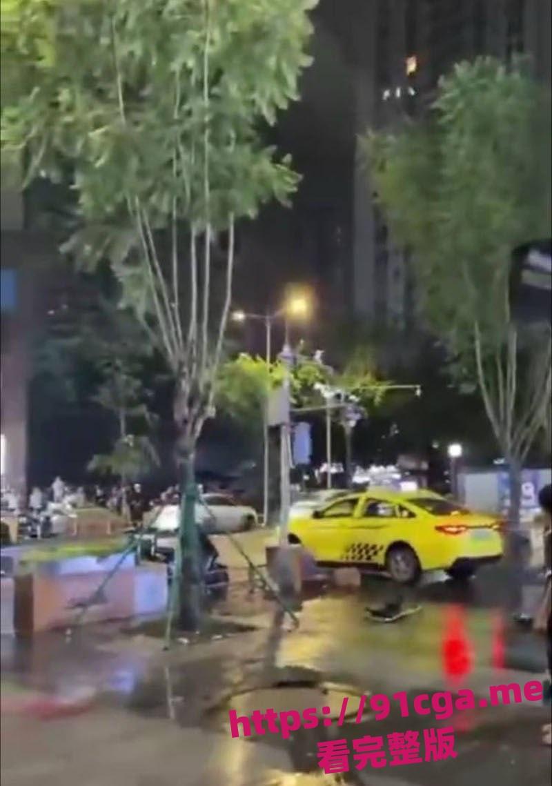 重庆疯狂出租车开车撞人,幸亏小伙身手敏捷无人受伤!-1