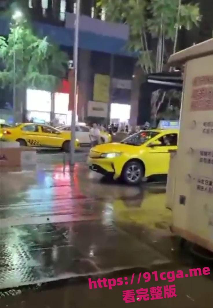 重庆疯狂出租车开车撞人,幸亏小伙身手敏捷无人受伤!-2