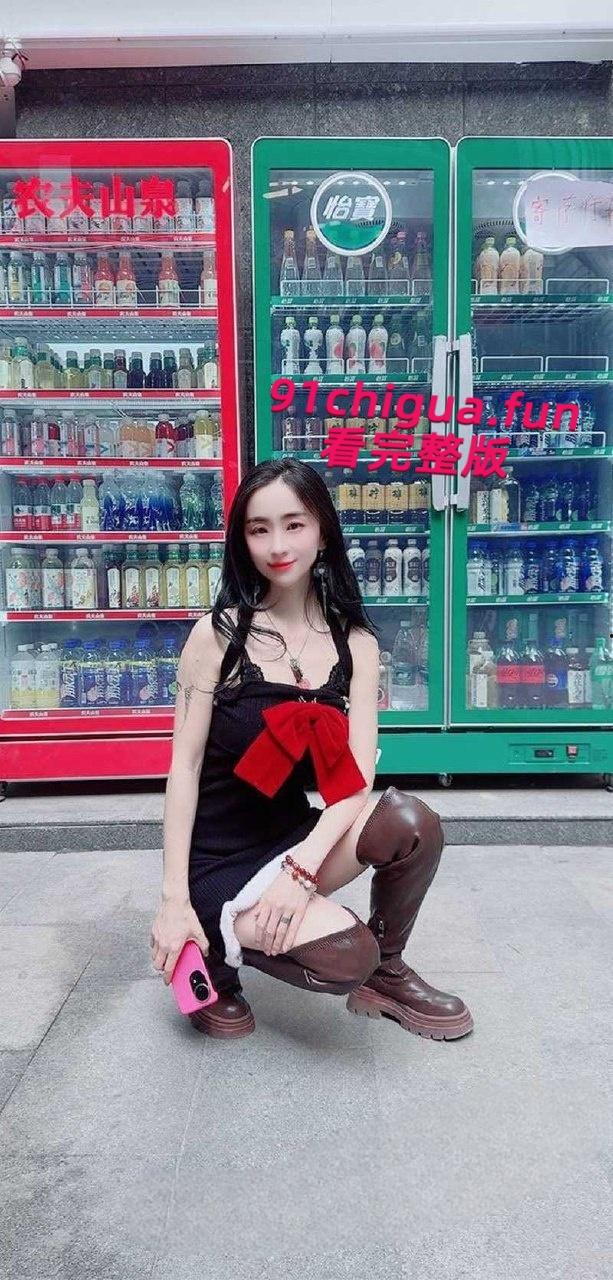 推特网红【西安大表姐】最新露出合集,餐厅商场天桥肆意露出狂欢自慰,淫荡表情反差到极致!-4