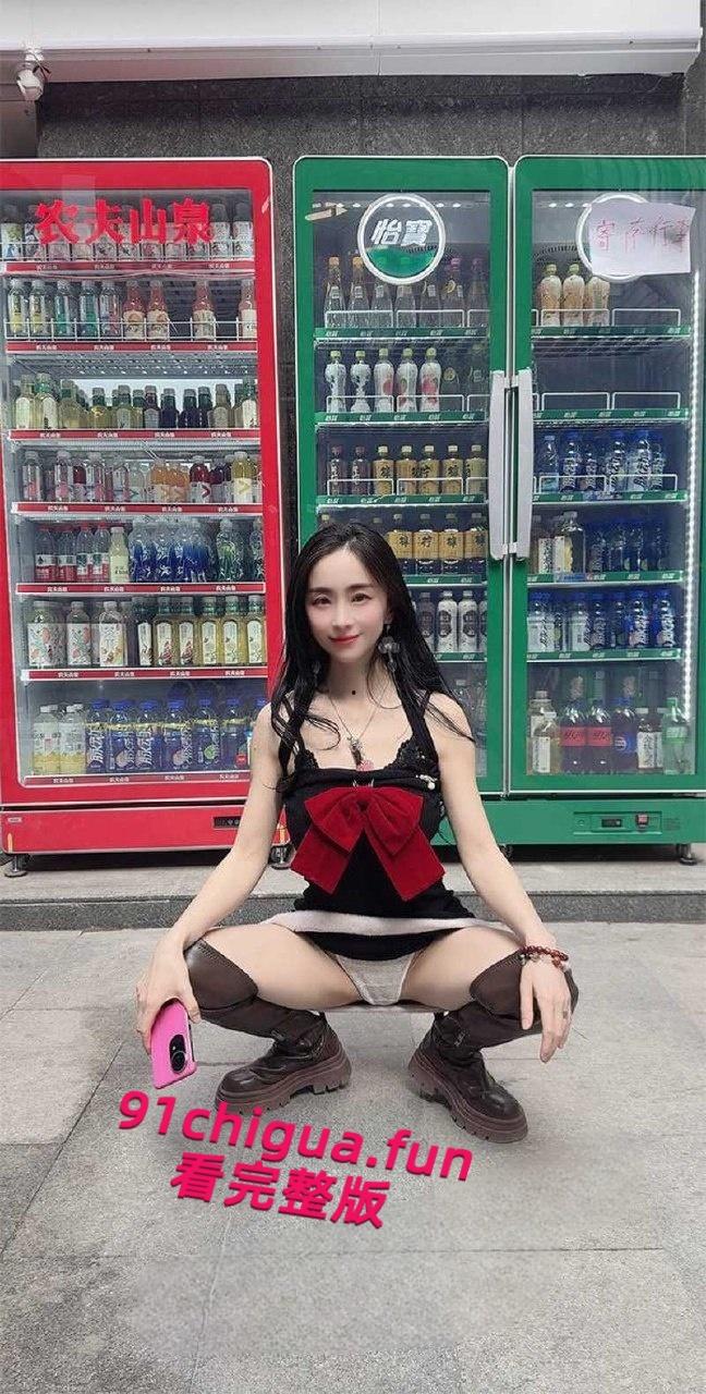 推特网红【西安大表姐】最新露出合集,餐厅商场天桥肆意露出狂欢自慰,淫荡表情反差到极致!-6