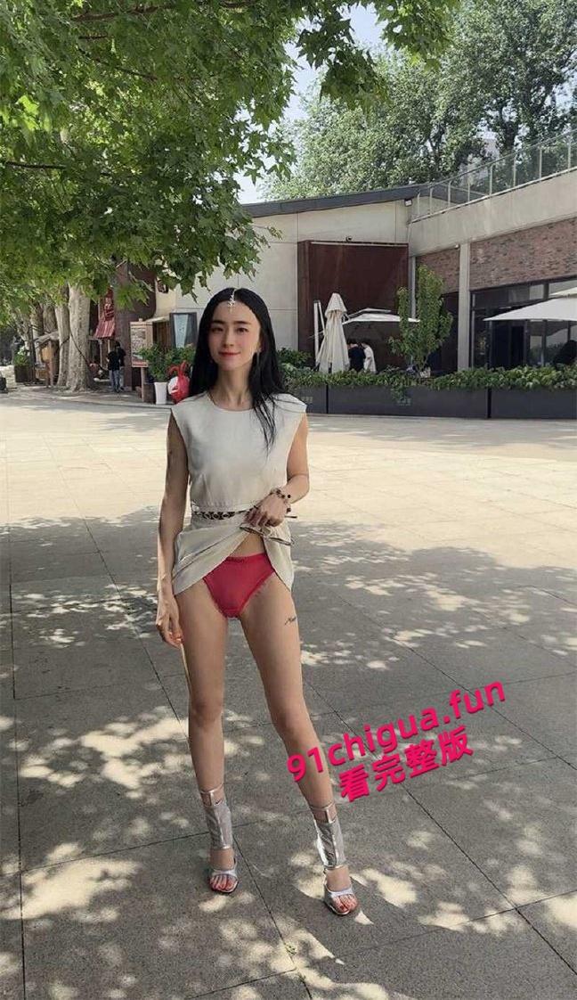 推特网红【西安大表姐】最新露出合集,餐厅商场天桥肆意露出狂欢自慰,淫荡表情反差到极致!-9