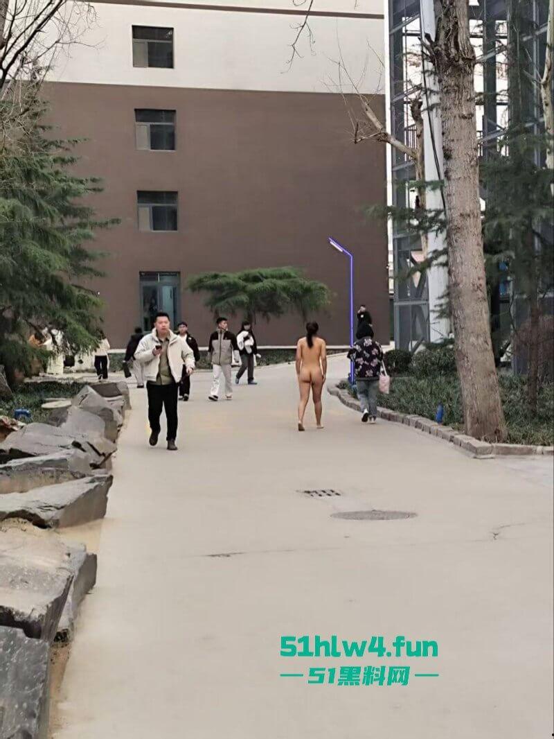 河北一小区路边惊现裸奔女,一丝不挂露奶露逼勇气可嘉,真实小母狗出来执行主人的任务。-2