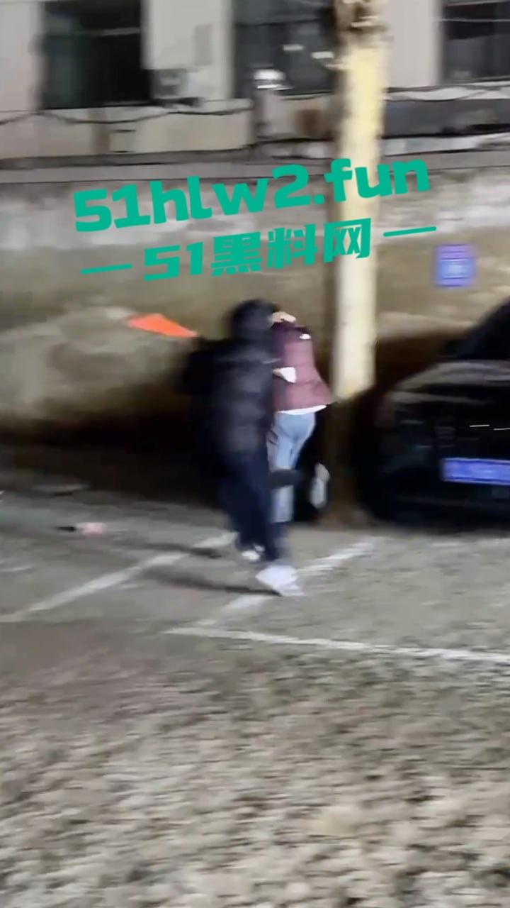 山东泰安街头斗殴一群混社会的网吧少年,在网吧门口堵学生因其女友被抢,叫人持械当街殴打。-4