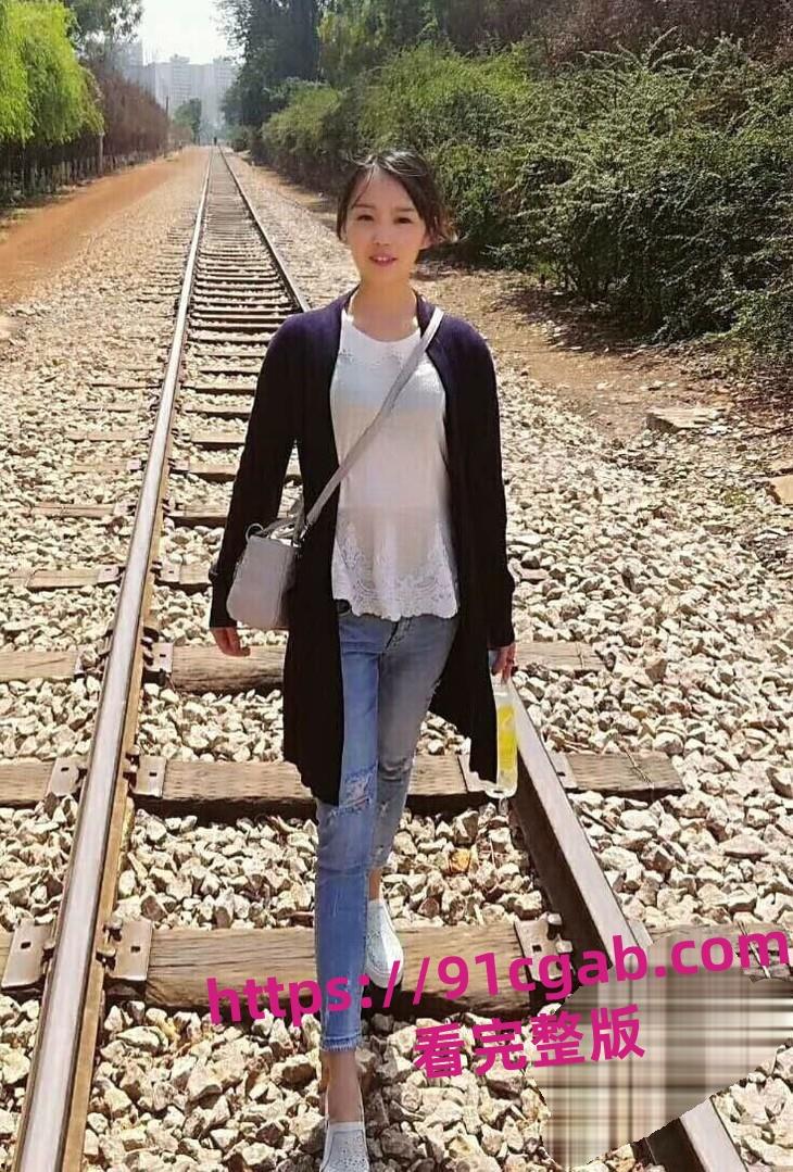 昆明车圈大瓜!美女销售邓冰冰“白丝JK”视频泄密,惊爆老板包养内幕!-3