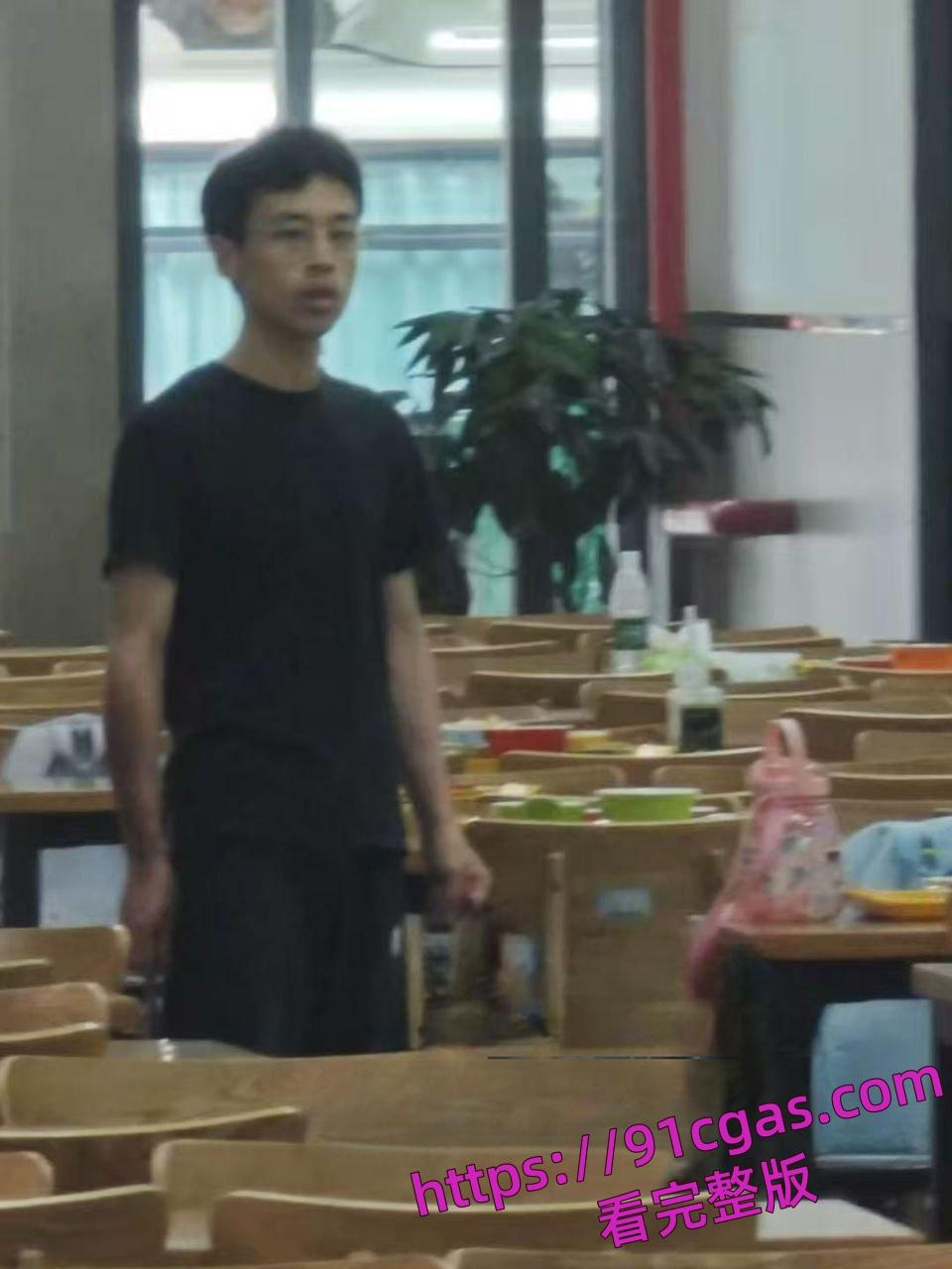 网传湖北武汉大学食堂发生随机斩人案,有多人受伤。-1