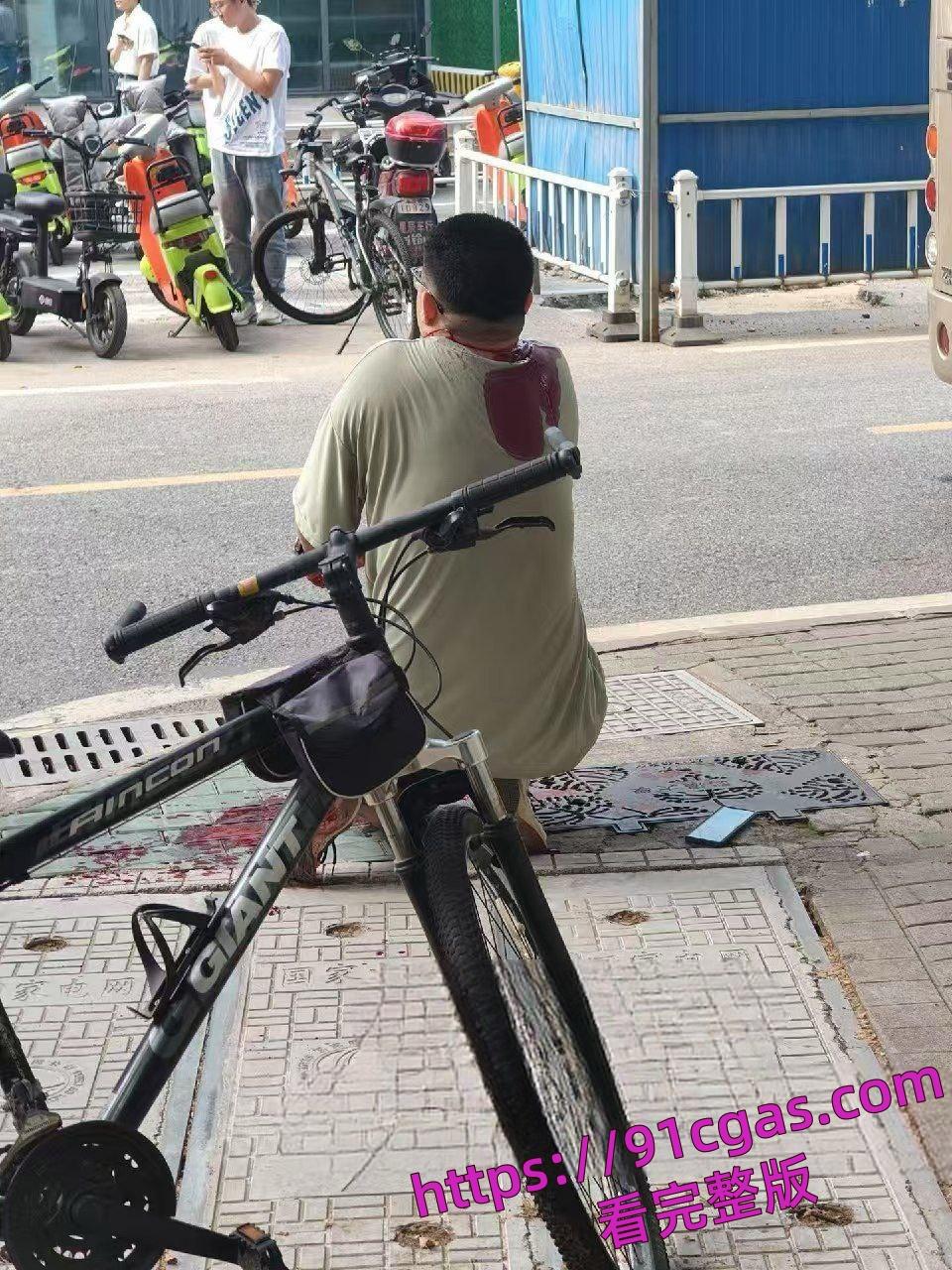 网传湖北武汉大学食堂发生随机斩人案,有多人受伤。-5