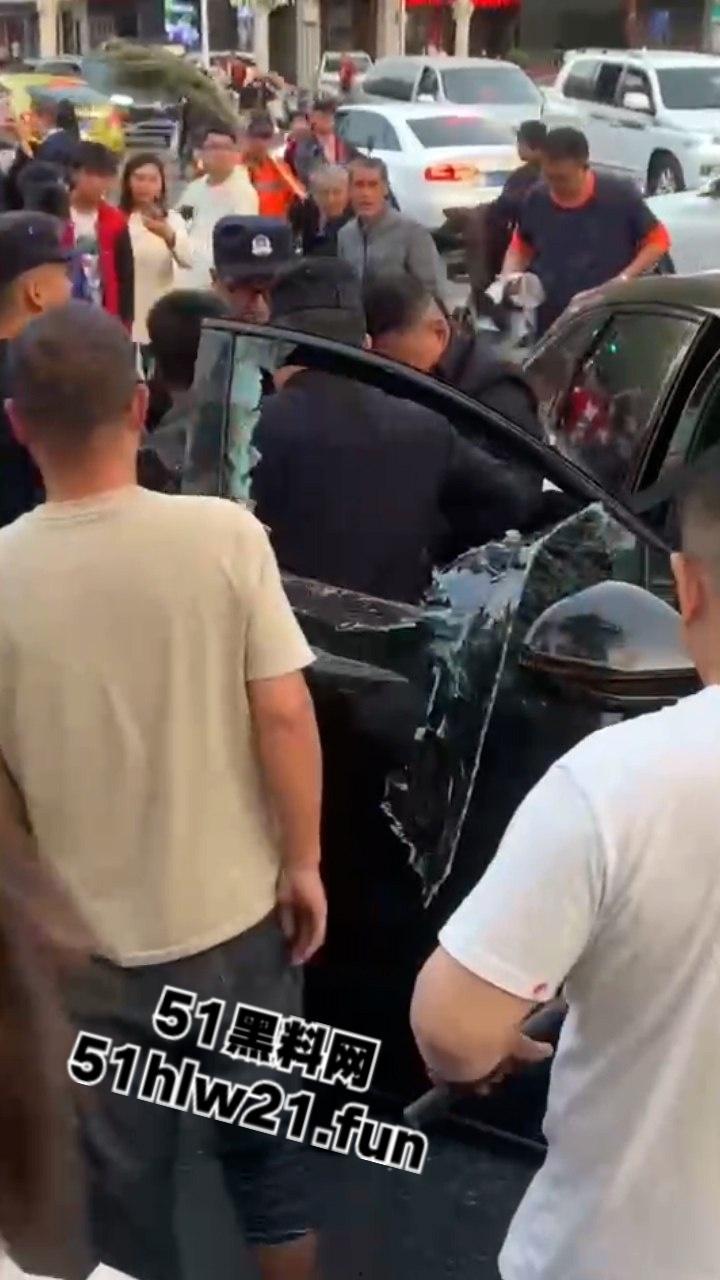 河南洛阳酗酒男驾车失控，闹市街区撞倒一片，倒霉路人头破血流命丢一半。-4