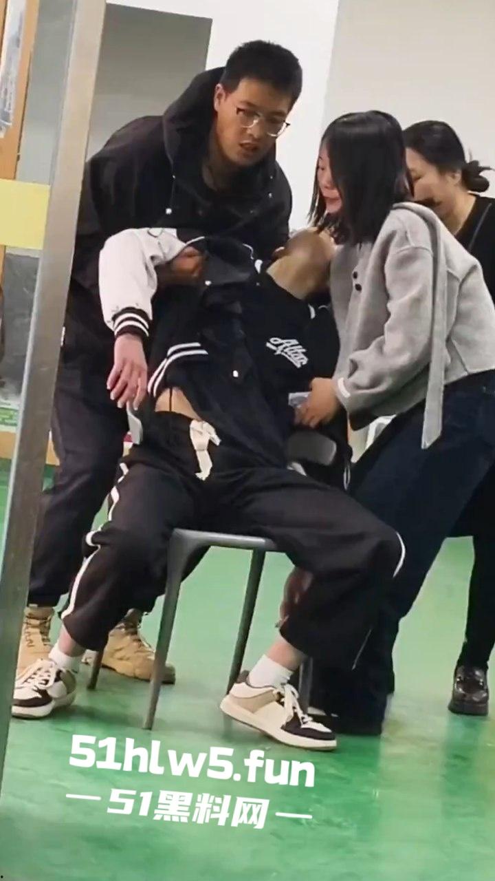 广东深圳安费诺电子厂,少年员工突然晕倒嘴唇发白面无血色,资本的压榨还真是狠啊。-6