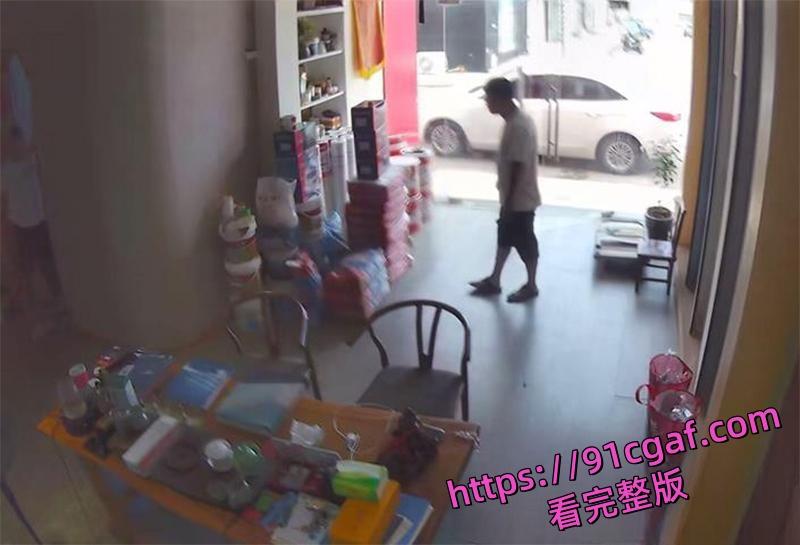 黑客破解摄像头监控偷拍 老板和店员玩刺激偷情 大白天竟在店里玩后入-1