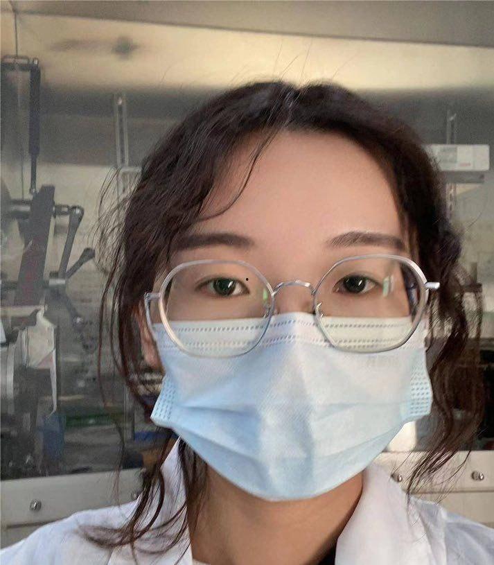 清纯眼镜妹大学生私下喜欢私拍狂野 羞涩眼神下的激情口交与猛烈抽插-1