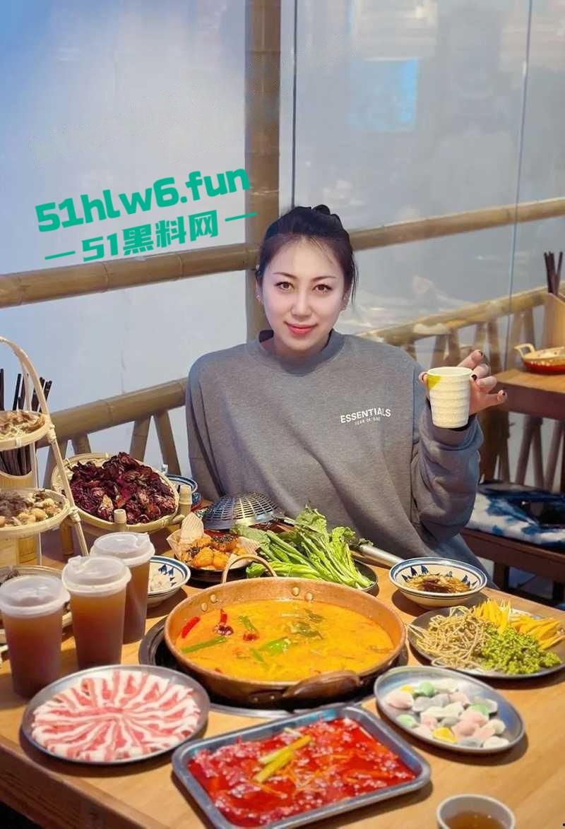 公园大爷光天化日之下露天操鸡,极品熟女奶大逼紧上位骑乘全自动,大爷吃得可真好!-2