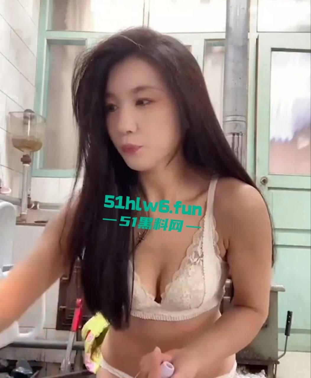 山东烟台莱州沙河，王木木烧烤店老板娘颜值超高的性感御姐，被土豪重金拿下裸聊自慰视频遭流出。-10