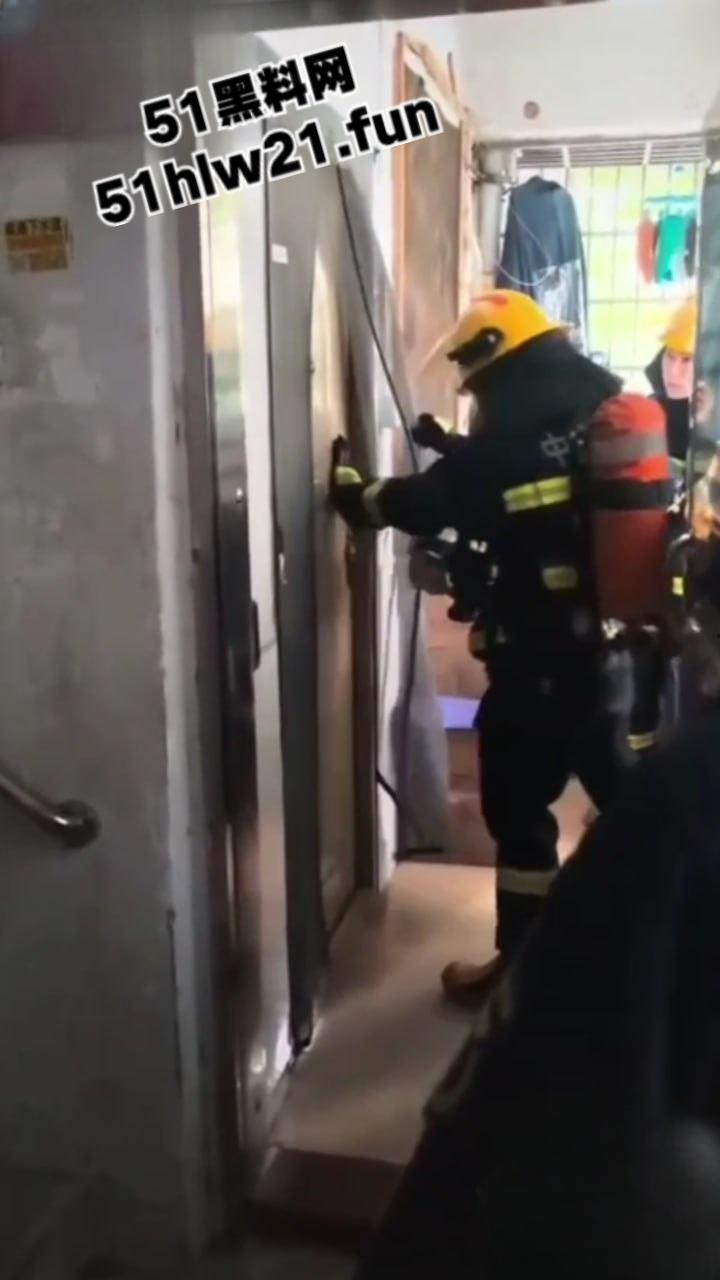 奇葩消防队捉奸行动，邻居听楼下有女人喊救命，果断报警119消防员破门而入，竟是两人做爱女人被操爽了。-4