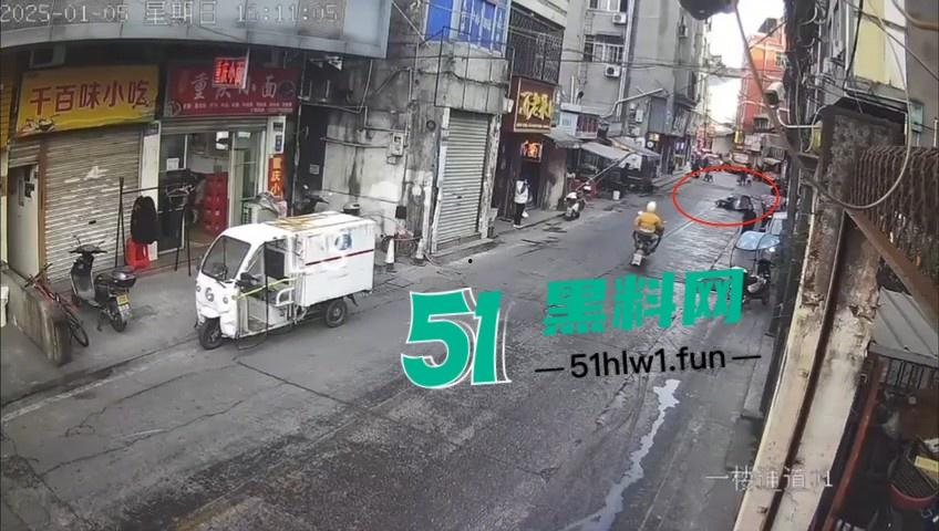 浙江温州网传一位【环卫工人】故意乱扔油污垃圾还用铲子捅破,导致多名骑行人摔倒。-1