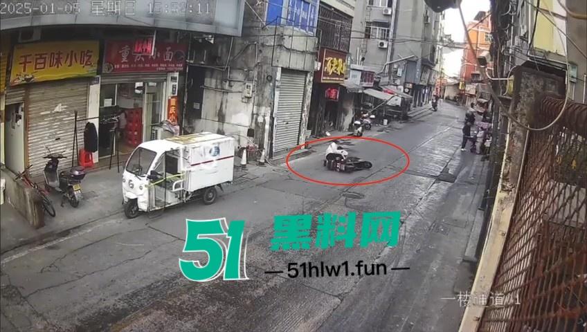 浙江温州网传一位【环卫工人】故意乱扔油污垃圾还用铲子捅破,导致多名骑行人摔倒。-2