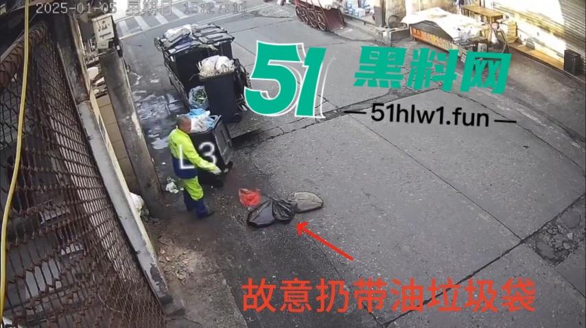 浙江温州网传一位【环卫工人】故意乱扔油污垃圾还用铲子捅破,导致多名骑行人摔倒。-3