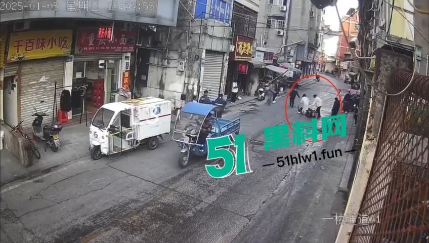 浙江温州网传一位【环卫工人】故意乱扔油污垃圾还用铲子捅破,导致多名骑行人摔倒。-7