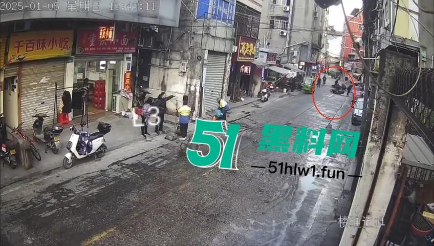 浙江温州网传一位【环卫工人】故意乱扔油污垃圾还用铲子捅破,导致多名骑行人摔倒。-10