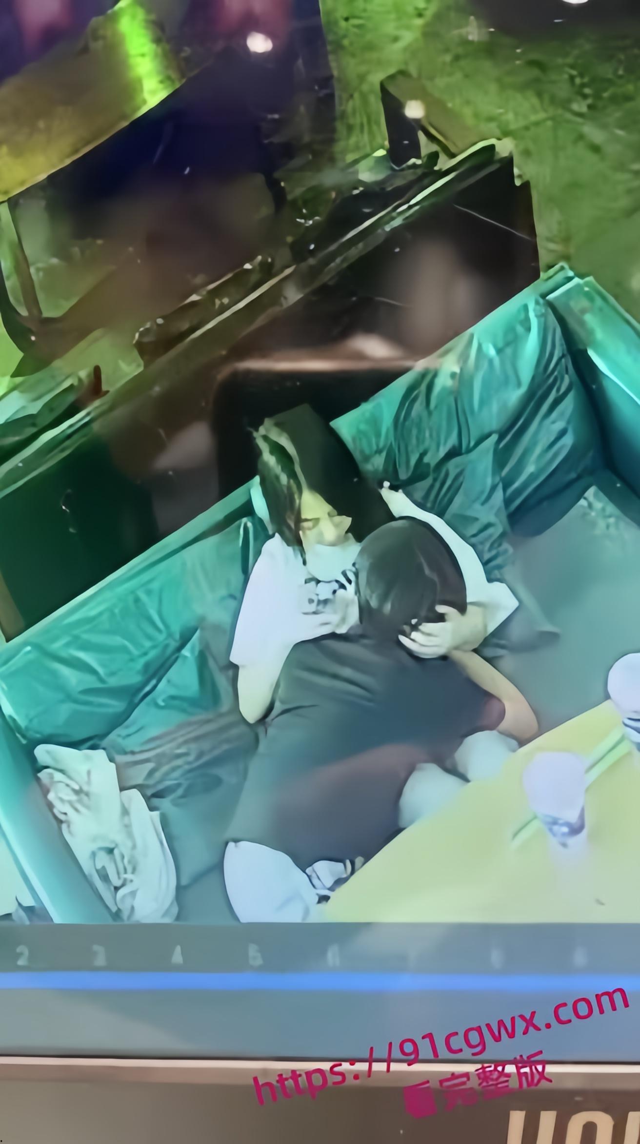 广西玉林陆川县仙尼奶茶店口交门事件,陆川县二中的高冷女神孙晓慧被同学发现给校外的精神小伙口交-1