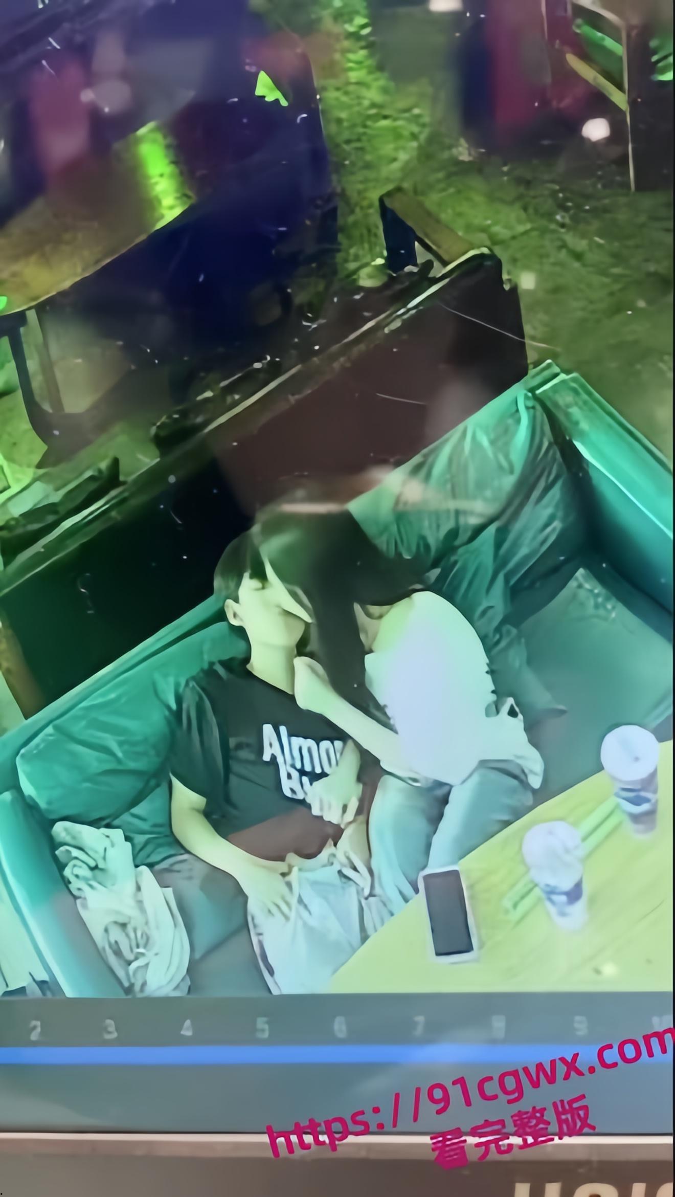 广西玉林陆川县仙尼奶茶店口交门事件,陆川县二中的高冷女神孙晓慧被同学发现给校外的精神小伙口交-2