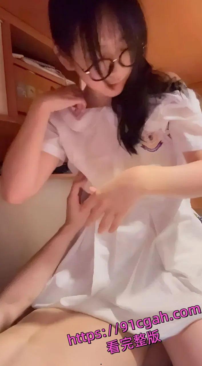 东华三院辛亥年总理中学朱双双不雅视图流出!外表清纯私下相当反差-1