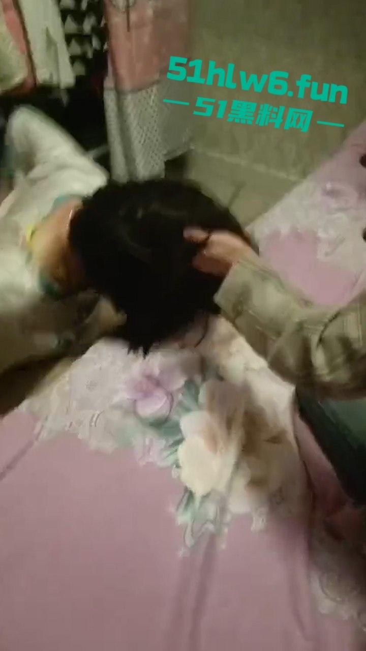 四川达州狗男女出轨抓奸在床,秃头奸夫被对方老公暴打出血躺地喊妈。-1