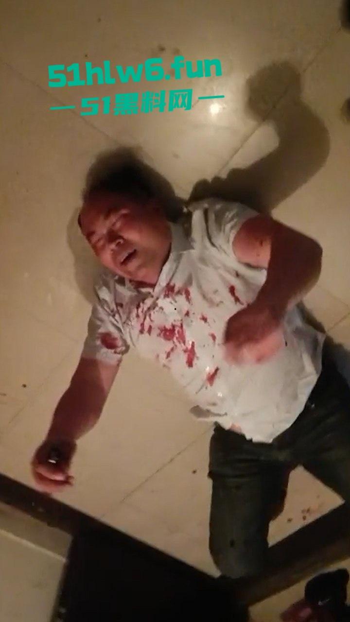 四川达州狗男女出轨抓奸在床,秃头奸夫被对方老公暴打出血躺地喊妈。-2